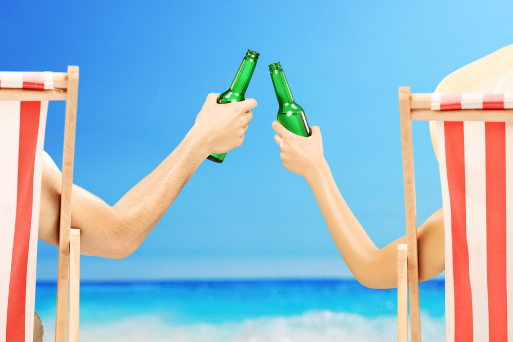 Die Kombination von Alkohol und Sonnenbaden ist ein echtes «No-Go» für Menschen, die zu Rosacea neigen